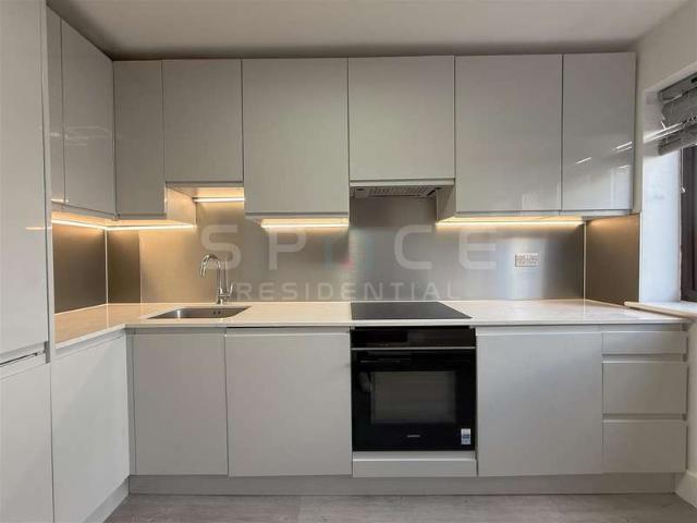 Maisonette for sale in The Hale, Greater London
