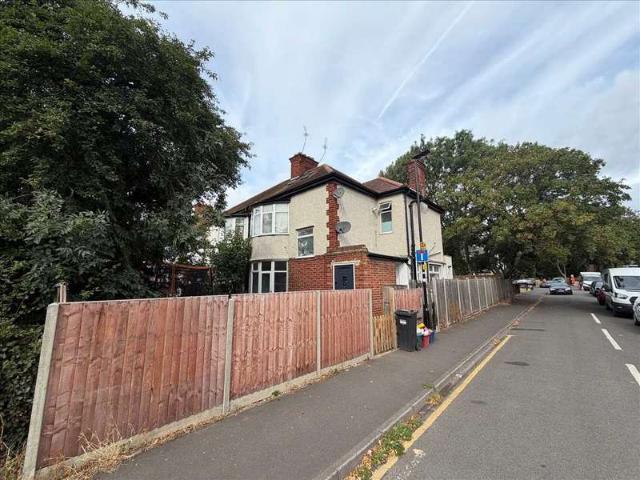 Maisonette for sale in London Borough of Hounslow, Greater London