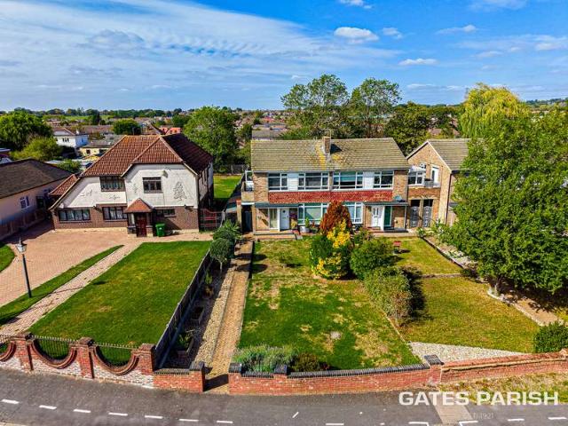Maisonette for sale in Cranham, Greater London