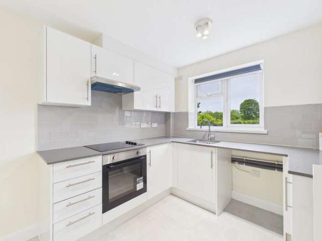 Maisonette for rent in Heol-las, Surrey