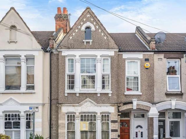 Maisonette for sale in London Borough of Merton, Mitcham