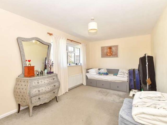 Maisonette for sale in Fole, Surrey