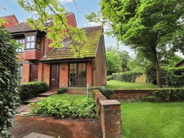 Maisonette for sale in Horsell, Woking