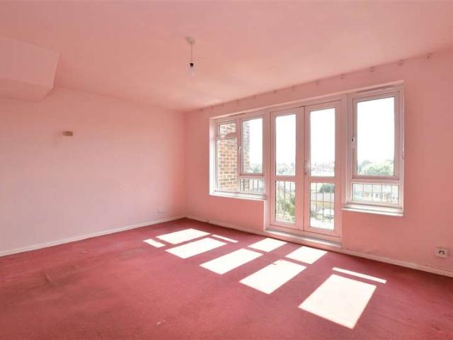 Maisonette for sale in Hornchurch, Greater London