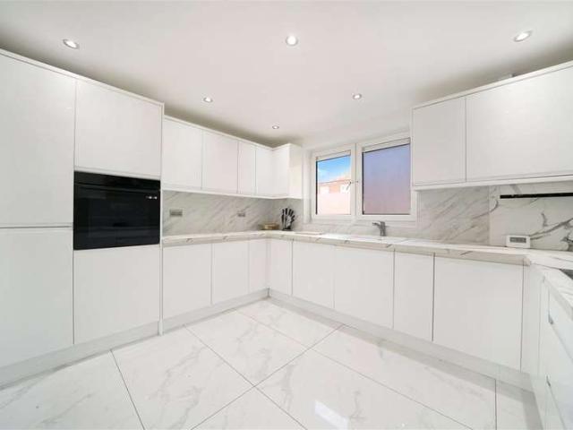 Maisonette for sale in Archway, Greater London