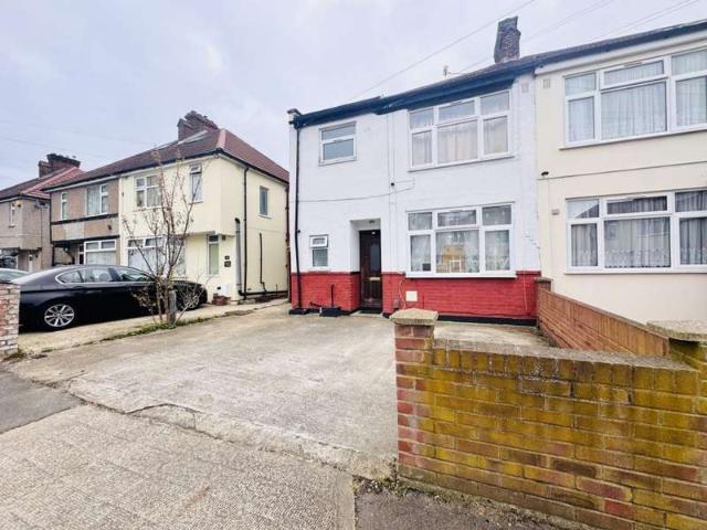 Maisonette for sale in Hayes, Greater London