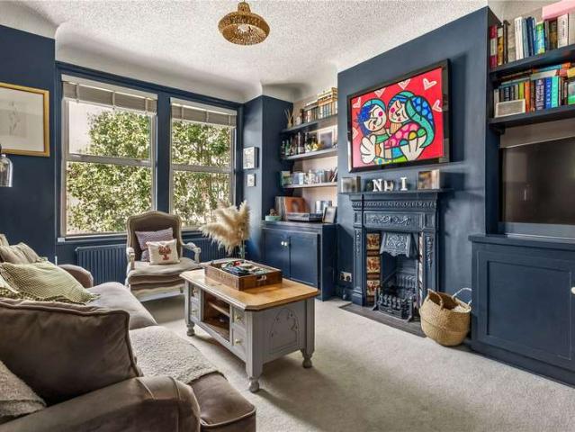 Maisonette for sale in Summerstown, Greater London