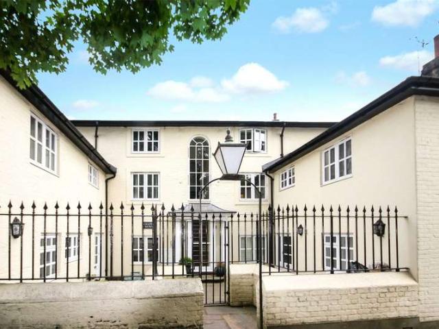 Maisonette for rent in Rose Hill, Pachesham Park