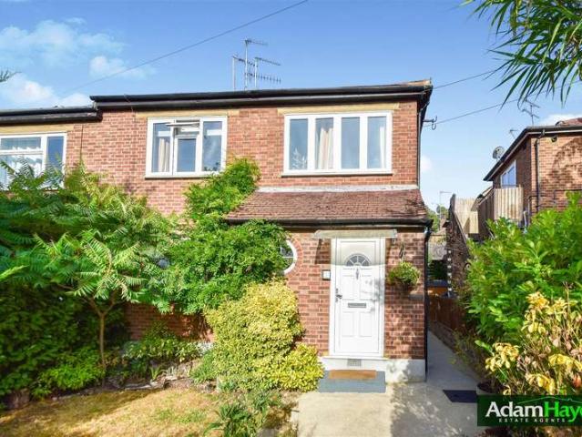 Maisonette for sale in Colney Hatch, Greater London