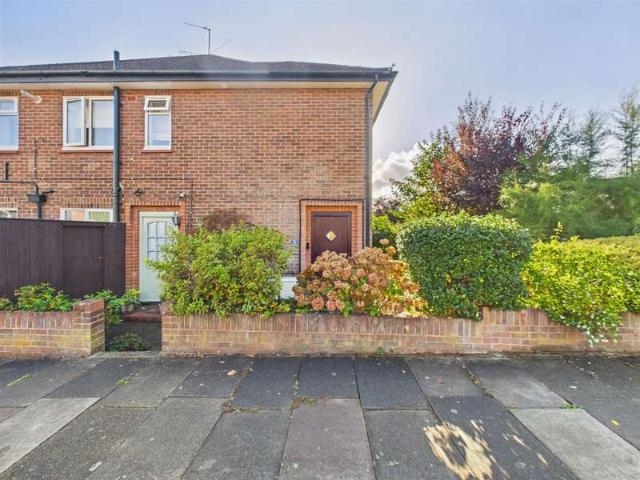 Maisonette for sale in Northwood, Greater London