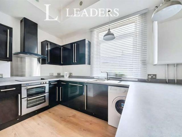 Maisonette for sale in The Butts, Kent