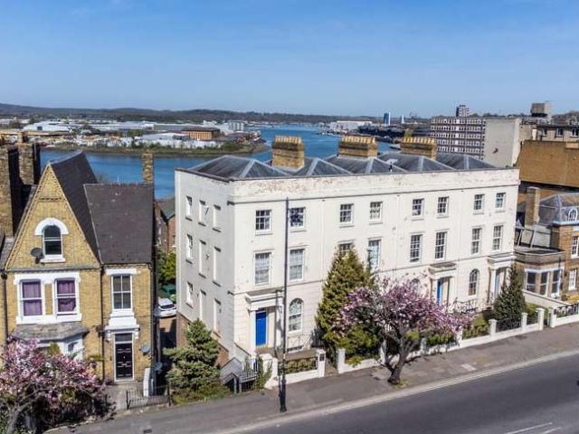 Maisonette for sale in Chatham