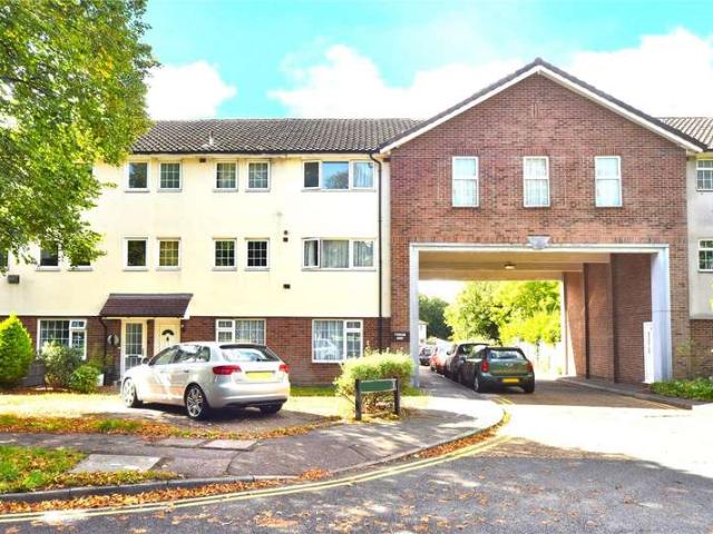 Maisonette for sale in Red Hill, Surrey