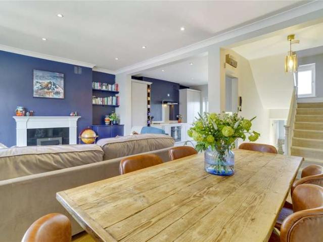 Maisonette for sale in Clapham Junction, Greater London