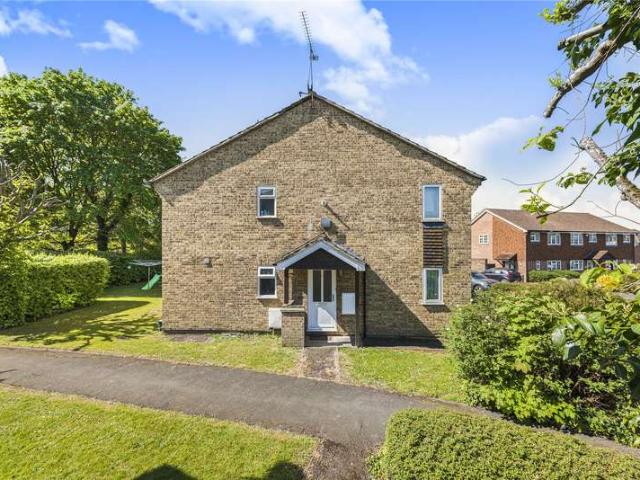 Maisonette for sale in Heol-las, Surrey