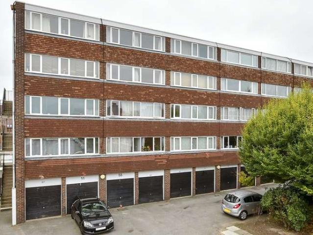 Maisonette for sale in Wallington, Greater London