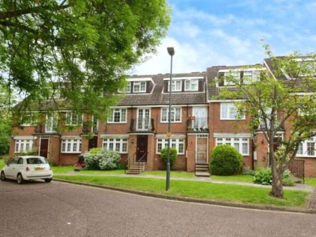 Maisonette for sale in Little Stanmore, Greater London