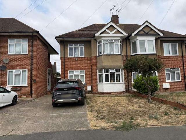 Maisonette for sale in London Borough of Hounslow, Hanworth