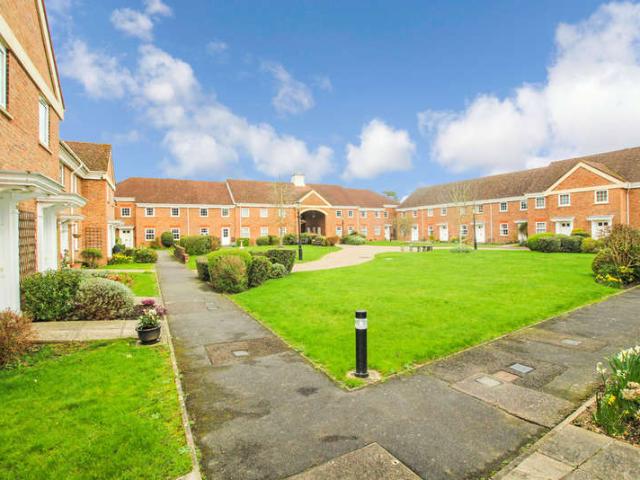 Maisonette for sale in Highwood, Horsham