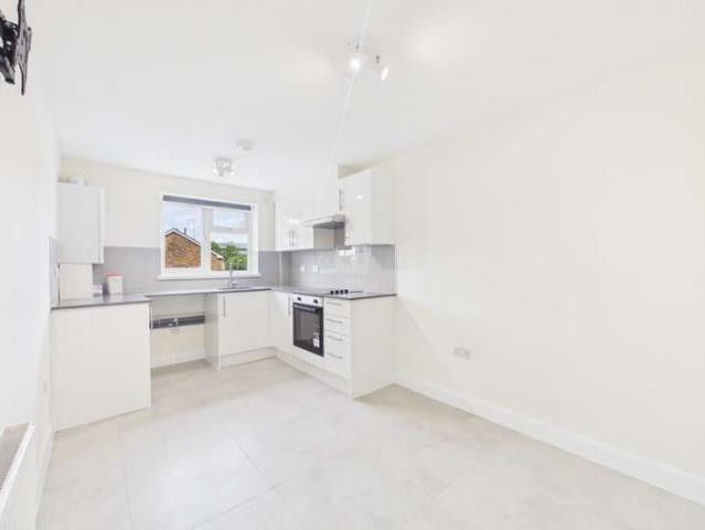 Maisonette for rent in Heol-las, Surrey