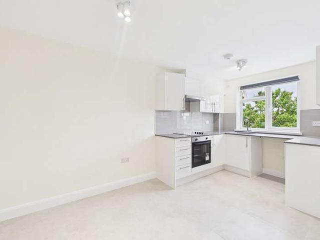 Maisonette for rent in Heol-las, Surrey