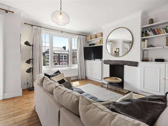 Maisonette for sale in Balham, Greater London