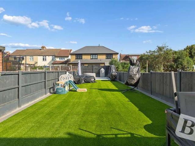 Maisonette for sale in Rush Green, Greater London