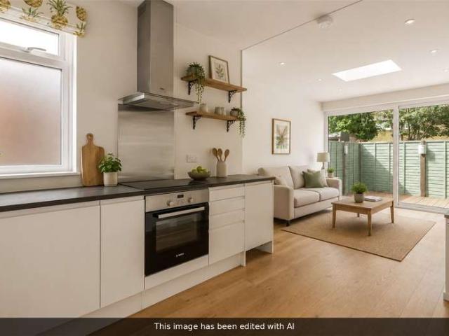 Maisonette for sale in London Borough of Merton, Mitcham
