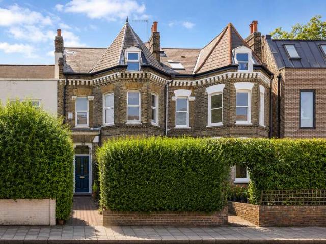 Maisonette for sale in Stockwell, Greater London