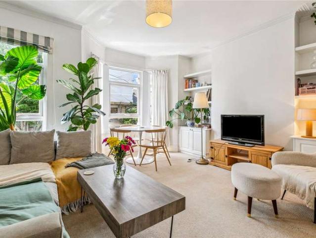 Maisonette for sale in Earlsfield, Greater London