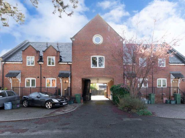 Maisonette for rent in Ewens Farm, Golden Valley