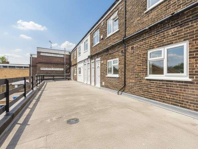 Maisonette for rent in Heol-las, Surrey
