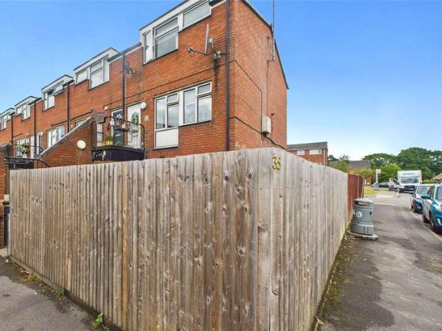 Maisonette for sale in North Bourne, Heol-las