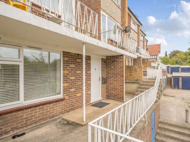 Maisonette for sale in Totteridge, Cressex