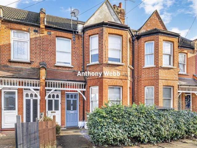 Maisonette for sale in Palmers Green, Greater London