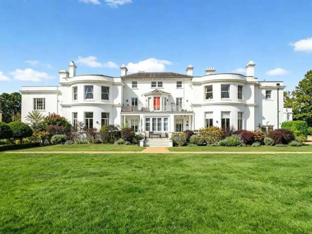 Maisonette for sale in Byfleet, Woking