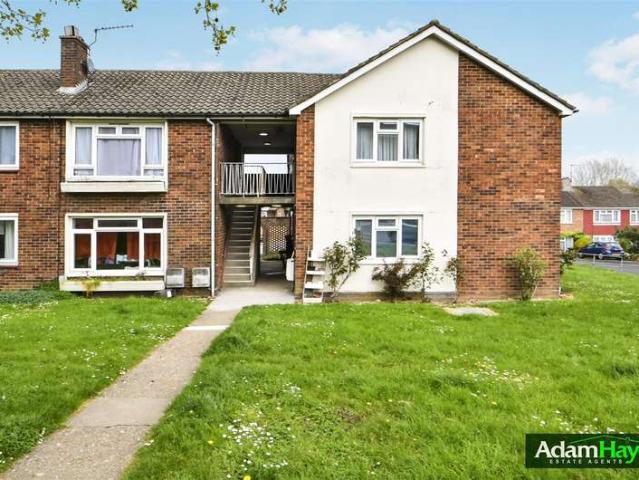 Maisonette for sale in Colney Hatch, Greater London