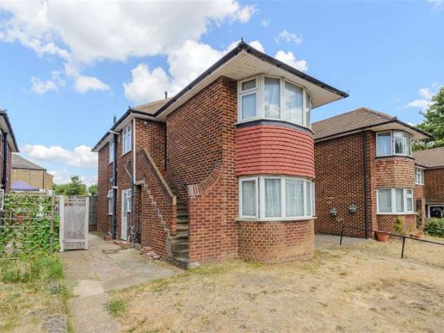 Maisonette for sale in Belle Grove, Greater London