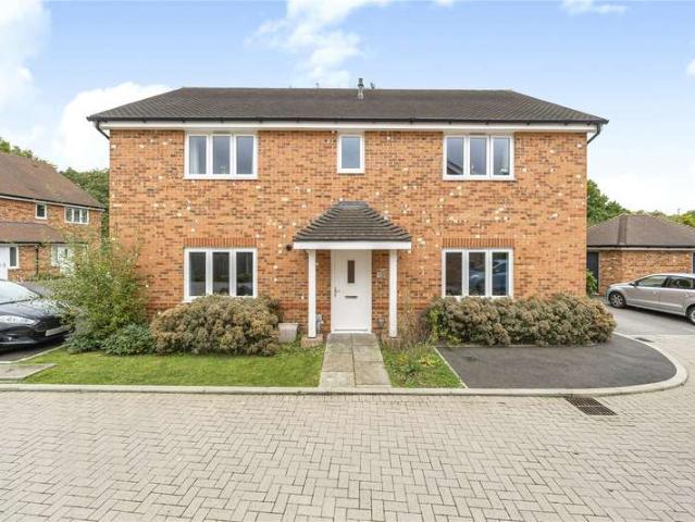 Maisonette for sale in Heol-las, Surrey