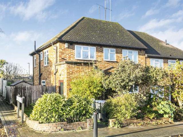 Maisonette for sale in Southgate, Oakwood