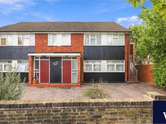 Maisonette for sale in London Borough of Barnet, Greater London