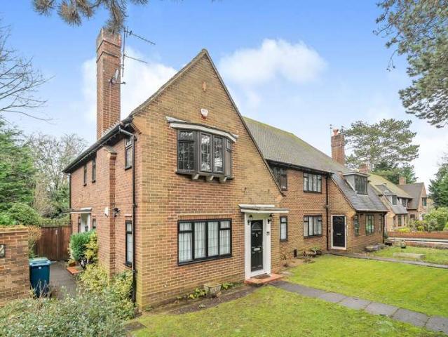 Maisonette for sale in Pinner, Greater London