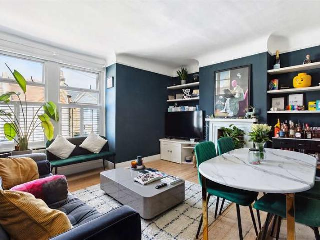 Maisonette for sale in Summerstown, Greater London