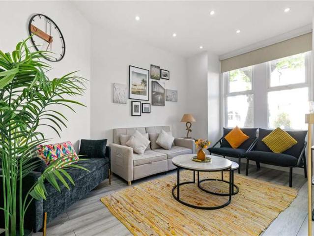 Maisonette for sale in Furzedown, Greater London