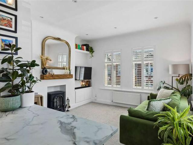 Maisonette for sale in Summerstown, Greater London