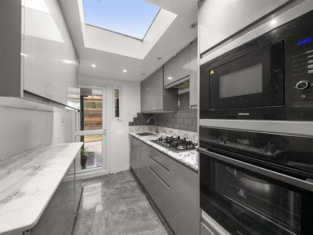 Maisonette for sale in Gould's Green, Greater London