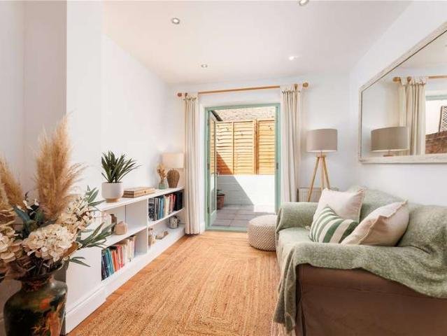 Maisonette for sale in Southfields, Greater London