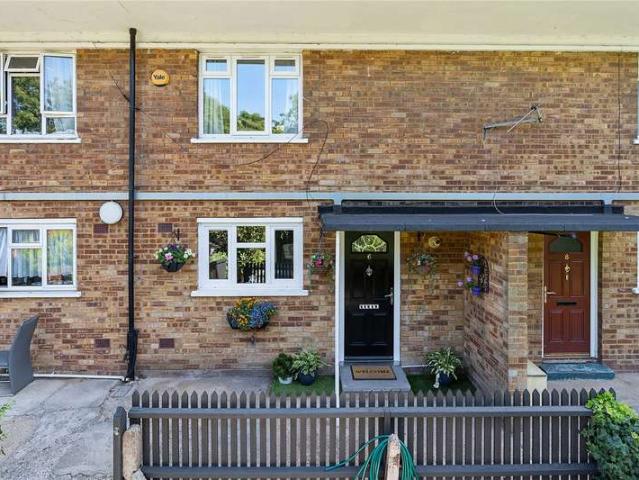 Maisonette for sale in Marks Gate, Greater London