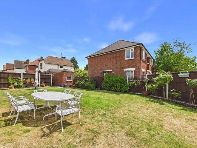 Maisonette for sale in Heol-las, Surrey