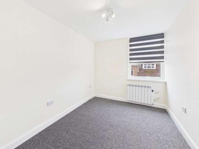 Maisonette for rent in Heol-las, Surrey